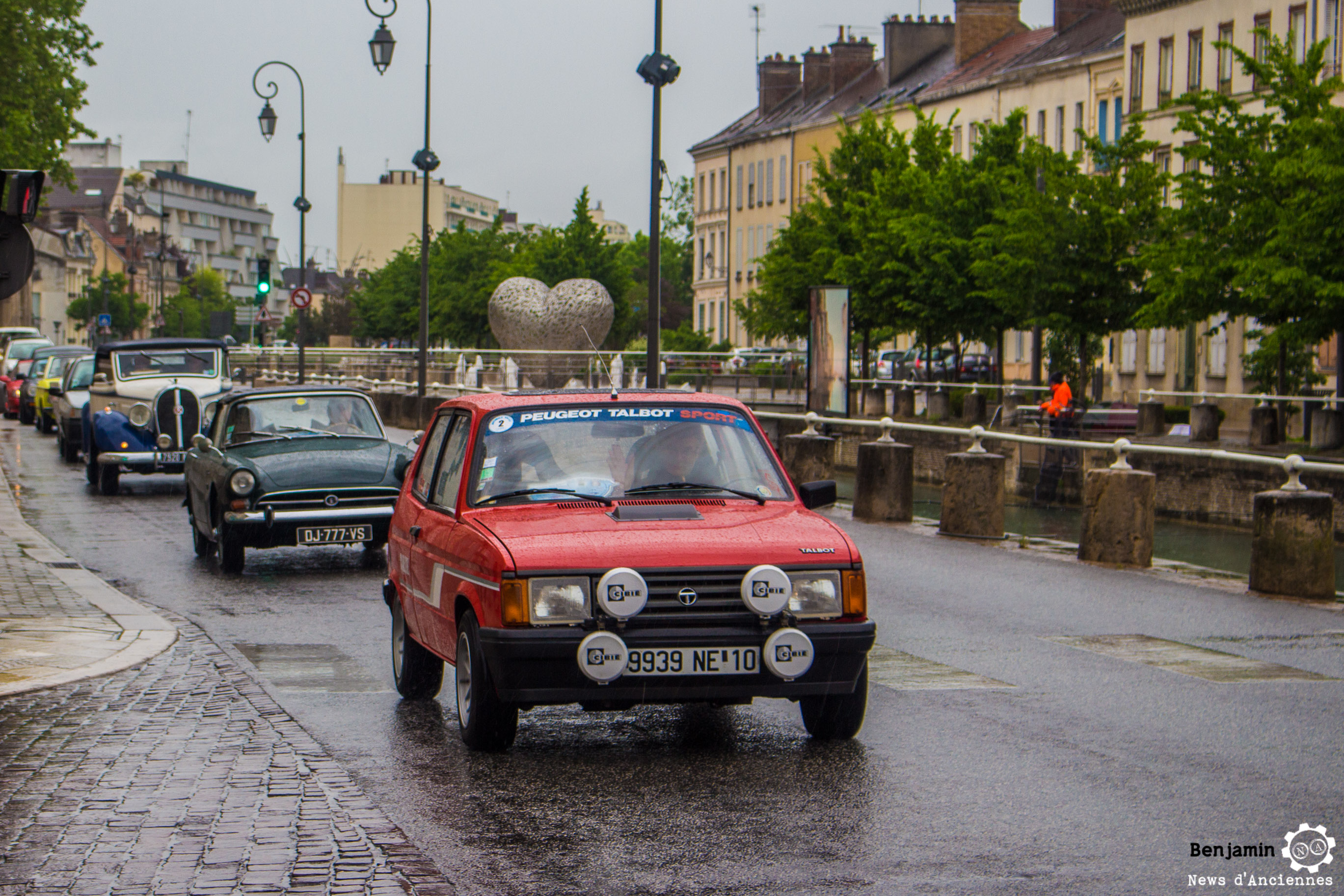 Le Tour du Bouchon 2016, la traversée de Troyes en anciennes et sous la pluie