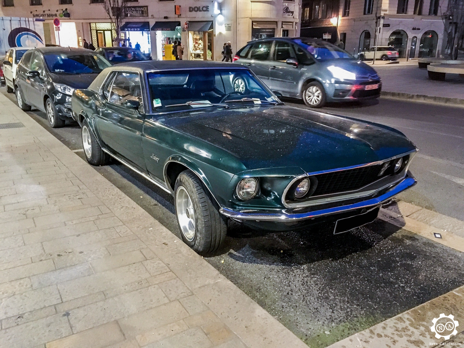 Une Mustang Grande dans la nuit Lyonnaise