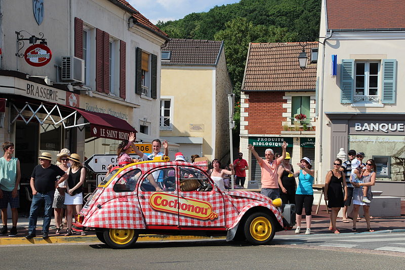 800px Passage de la caravane du Tour de France 2013 à Saint Rémy lès Chevreuse 078- 2CV Cochonou