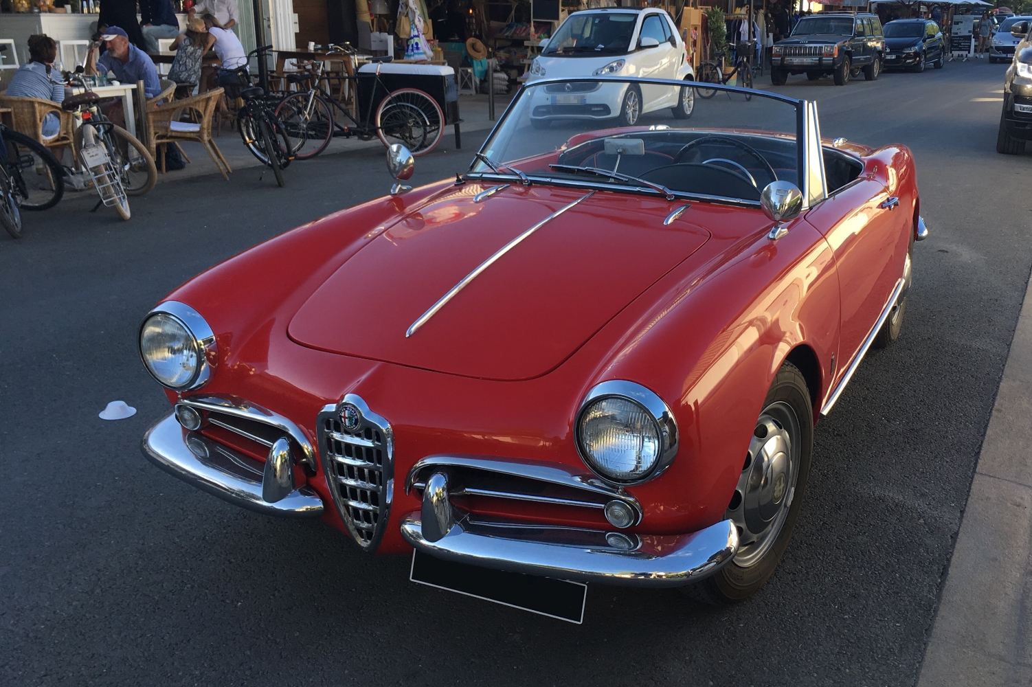 Sous le soleil de la Côte, une magnifique Alfa Romeo Giulietta Spider