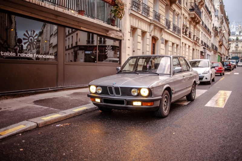Vue dans les rues Parisiennes : une BMW Série 5 E28