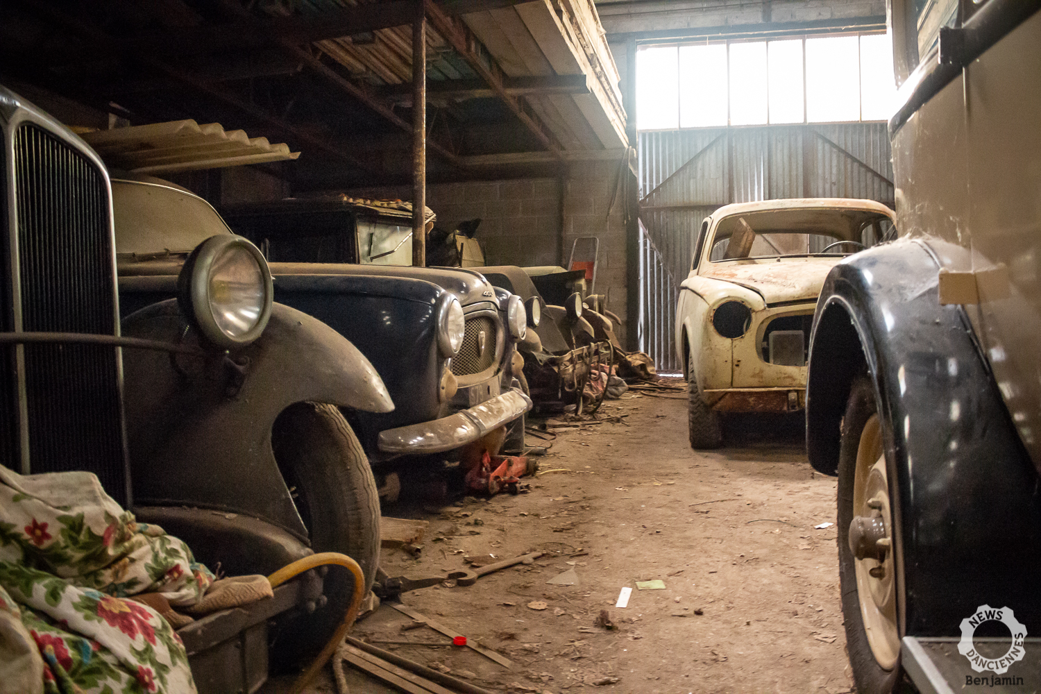 Une fabuleuse collection de voitures retrouvée dans une grange dans les  Deux-Sèvres