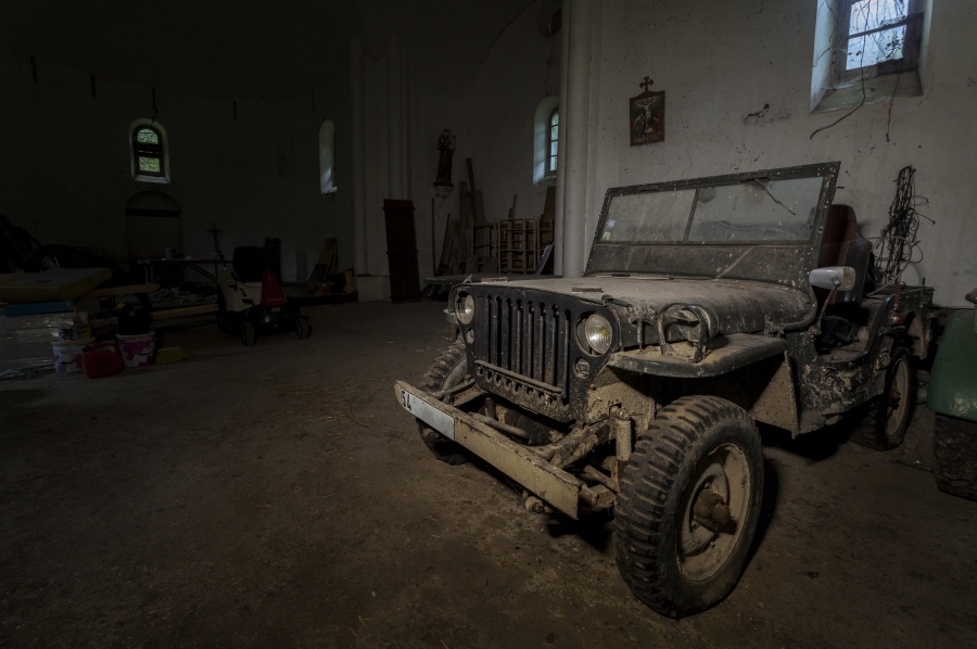 Nos Anciennes Abandonnées : la Jeep… du curé ?