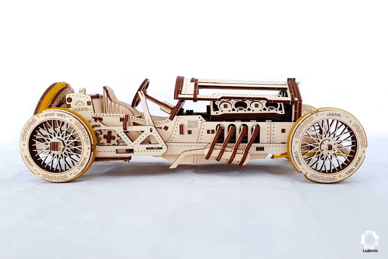 Ugears, un puzzle 3D pour construire une belle auto en bois