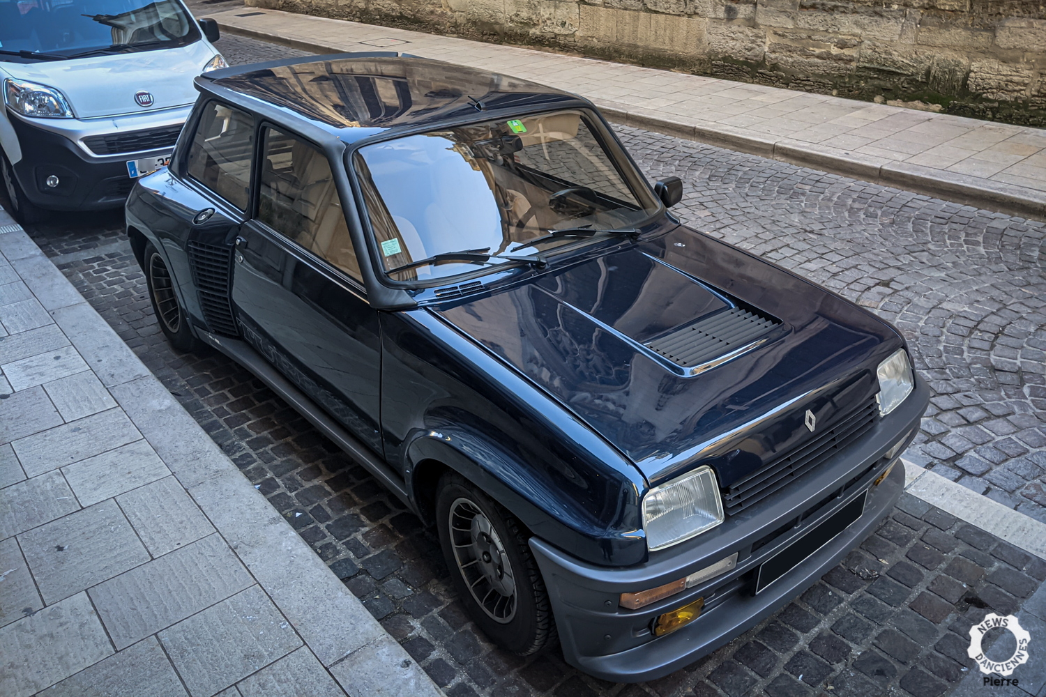 Une belle Renault 5 Turbo 2 dans la rue