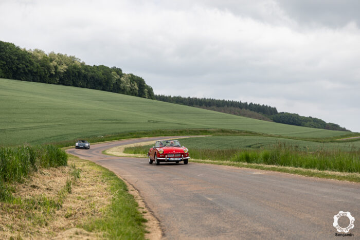 Triumph Spitfire et Porsche 911 au Rallye des Routes de l'Aube 2025