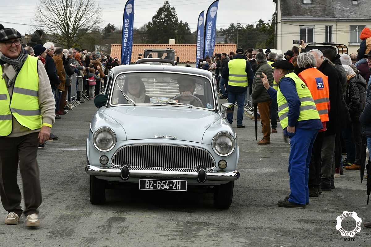 Rallye des Givrés 2026, 300 voitures anciennes s&rsquo;élançaient des Herbiers (85)